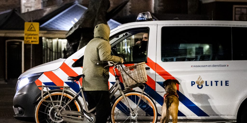 Politie ziet toe op naleving van de avondklok in Haarlem.