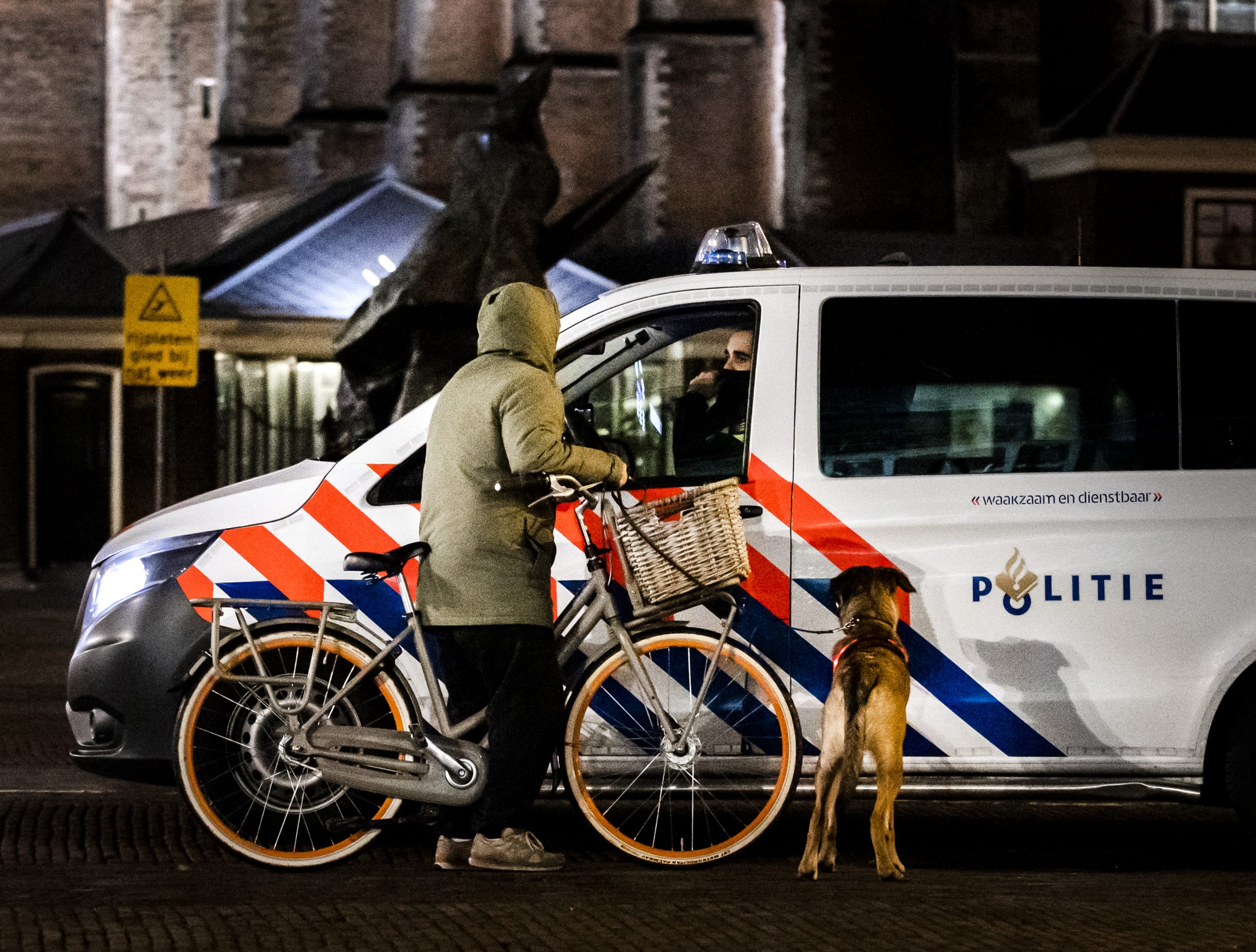 Politie ziet toe op naleving van de avondklok in Haarlem.