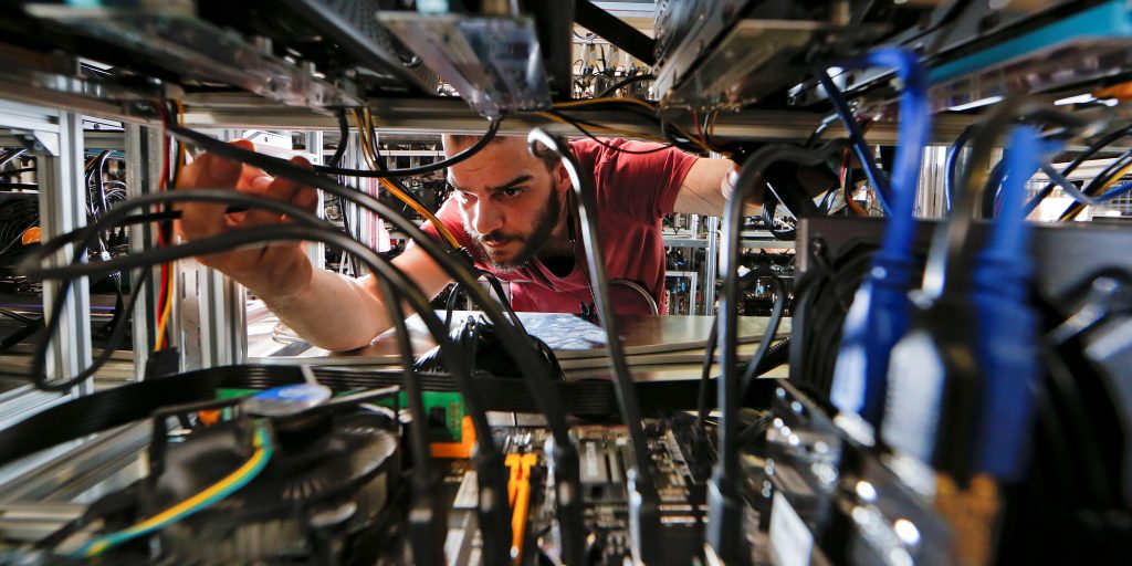 Miners gebruiken krachtige computers om nieuwe bitcoins te winnen.