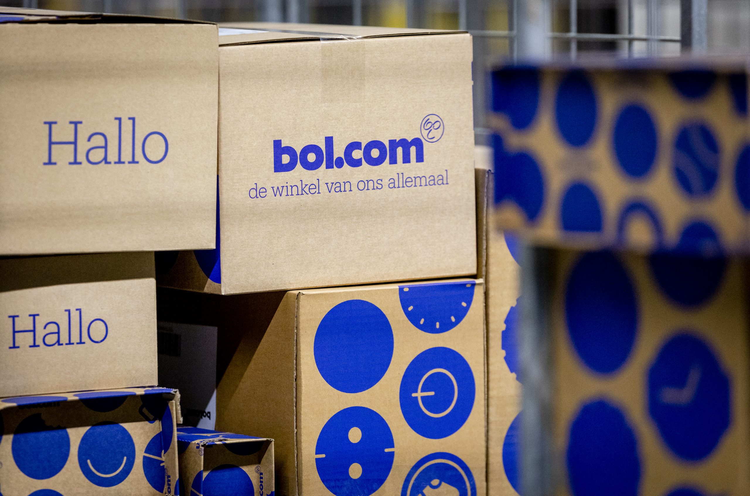 Pakketten in het distributiecentrum van bol.com in Waalwijk.