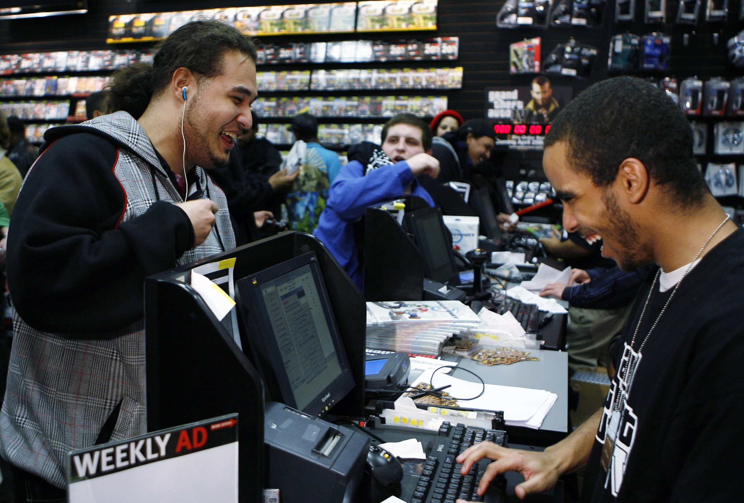 Een klant koopt iets bij GameStop