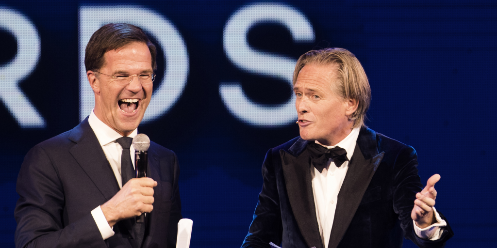 Minister-president Rutte op het podium met Jort Kelder tijdens de opening van het Maritime Awards Gala 2016.