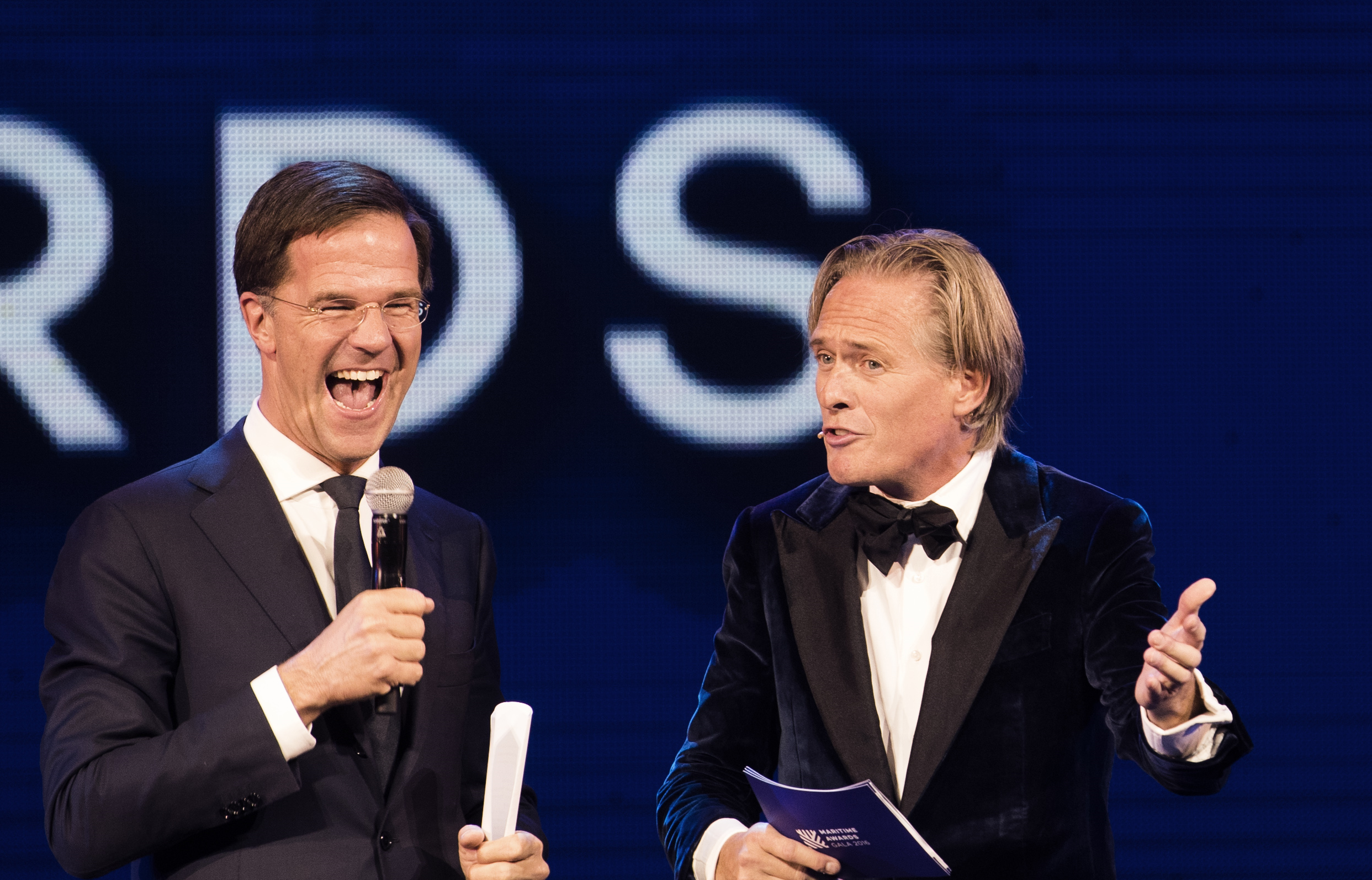 Minister-president Rutte op het podium met Jort Kelder tijdens de opening van het Maritime Awards Gala 2016.