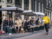 Een terras bij de Prinsengracht in Amsterdam.