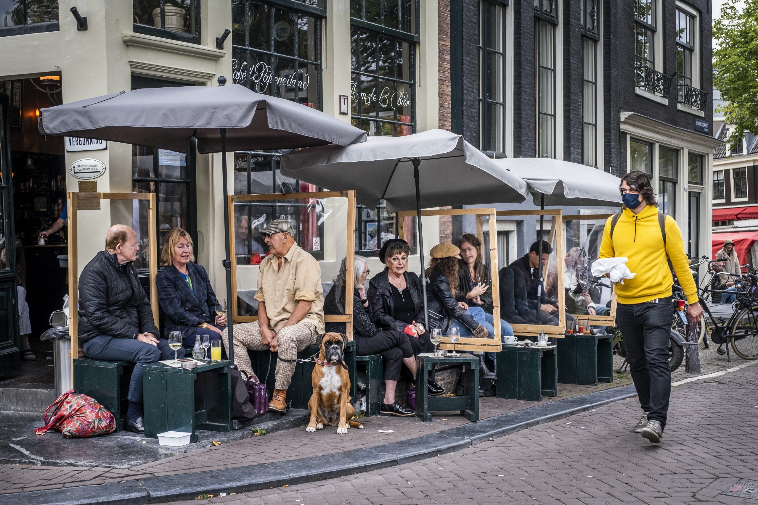 Een terras bij de Prinsengracht in Amsterdam.
