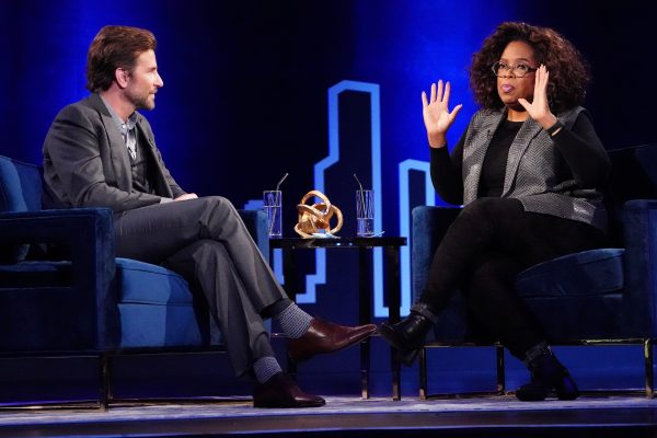 Oprah in gesprek met acteur Bradley Cooper. Foto: Reuters Oprah in gesprek met acteur Bradley Cooper. Foto: Reuters