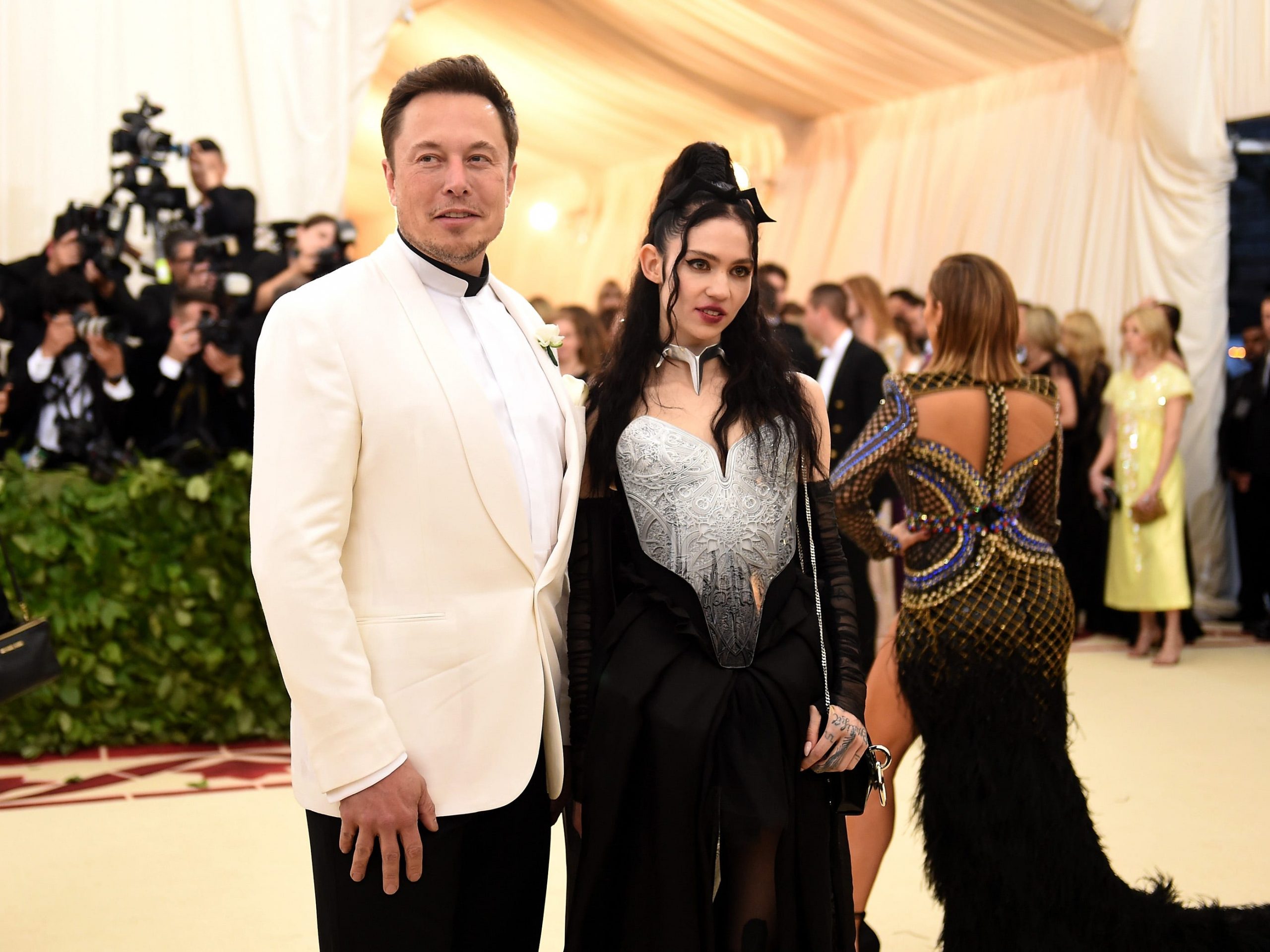 Elon Musk en Grimes bij het Met Gala in New York.