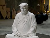 Een keramische figuur van Donald Trump als Boeddha.
