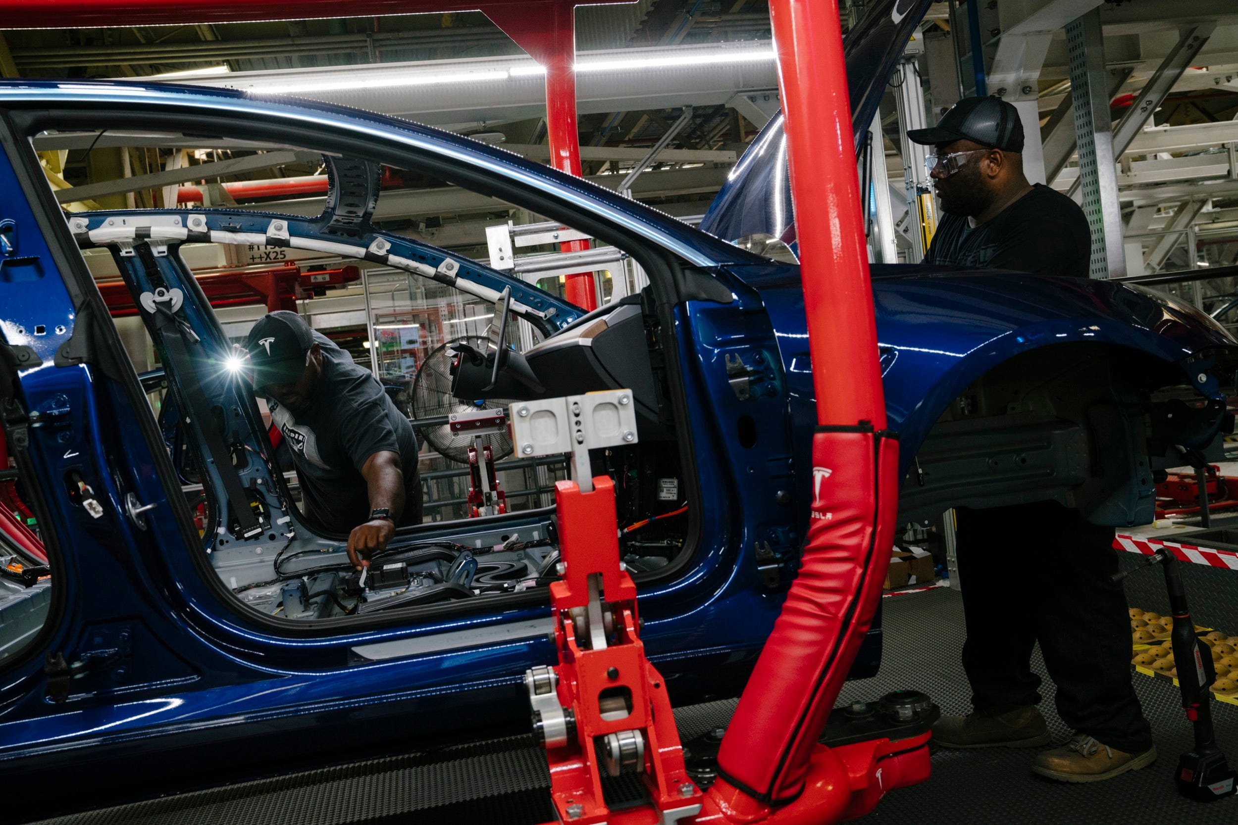 tesla fremont factory plant workers FREMONT, CA - JULY 26: Damien Boozer and Paul Jacob work on the general assembly of the Tesla Model 3 at the Tesla factory in Fremont, California, on Thursday, July 26, 2018. (Photo by Mason Trinca for The Washington Post via Getty Images)