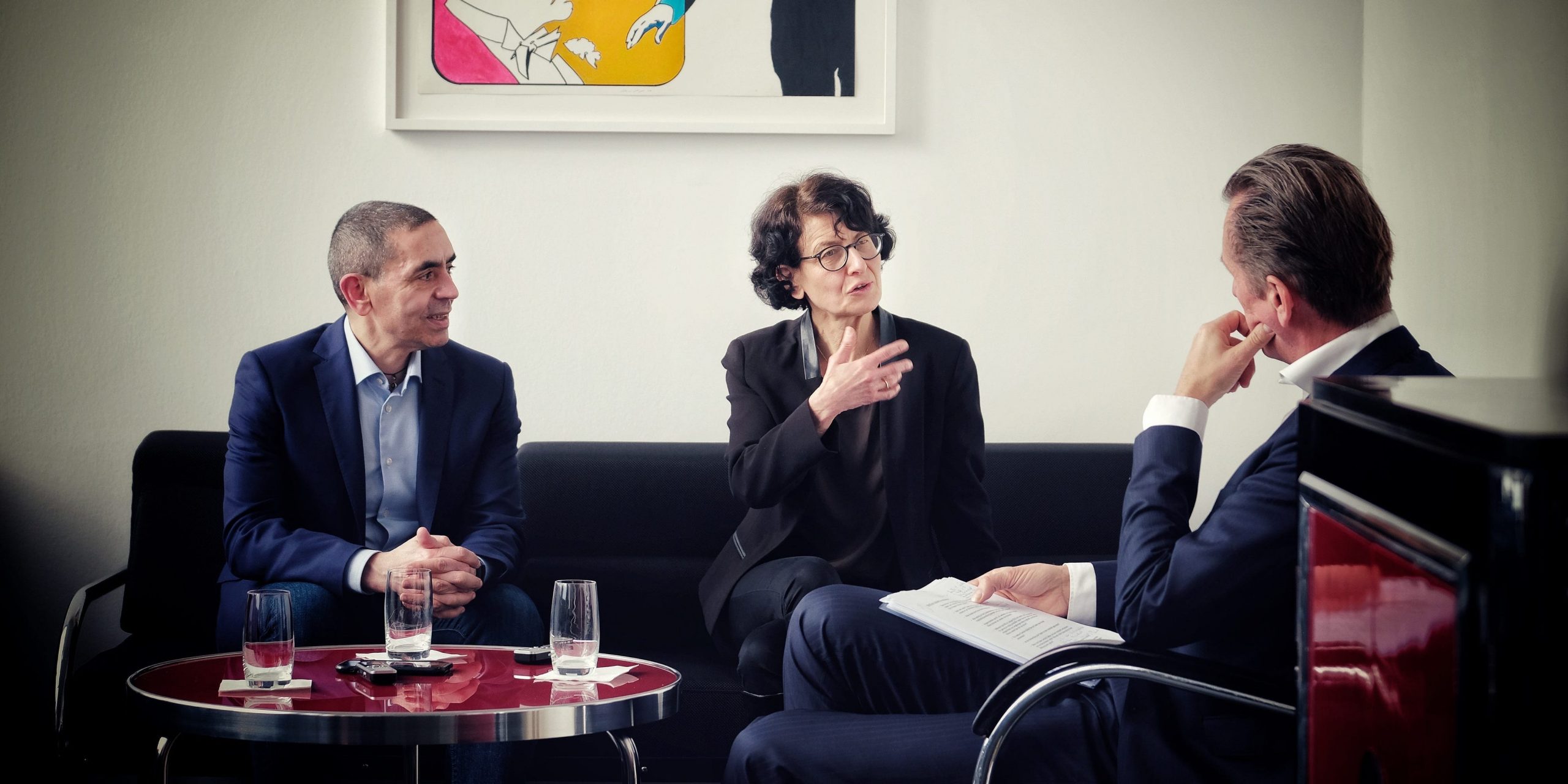 Oprichters Özlem Türeci en Ugur Sahin spreken met CEO Matthias Döpfner van mediabedrijf Axel Springer.