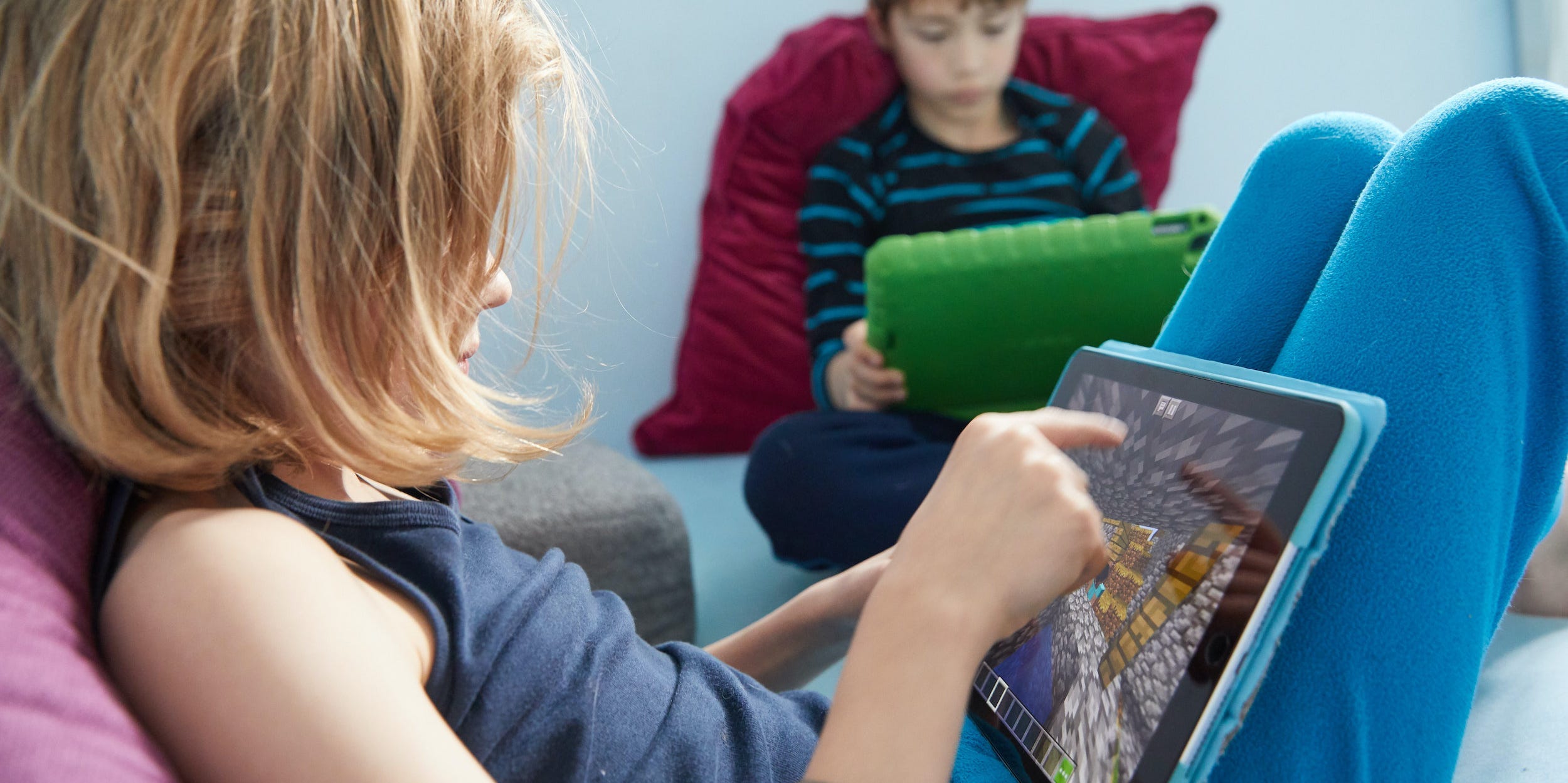 Niños jugando Minecraft en tabletas