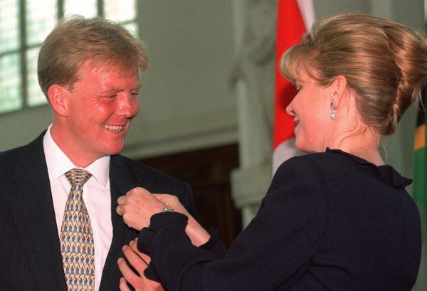 Toenmalig kroonprins Willem Alexander krijgt in 1999 in Den Haag van koningin Noor van Jordanië een speldje dat hoort bij het beschermheerschap van de Vereniging United World Colleges Nederland. Foto: ANP Toenmalig kroonprins Willem Alexander krijgt in 1999 in Den Haag van koningin Noor van Jordanië een speldje dat hoort bij het beschermheerschap van de Vereniging United World Colleges Nederland. Foto: ANP