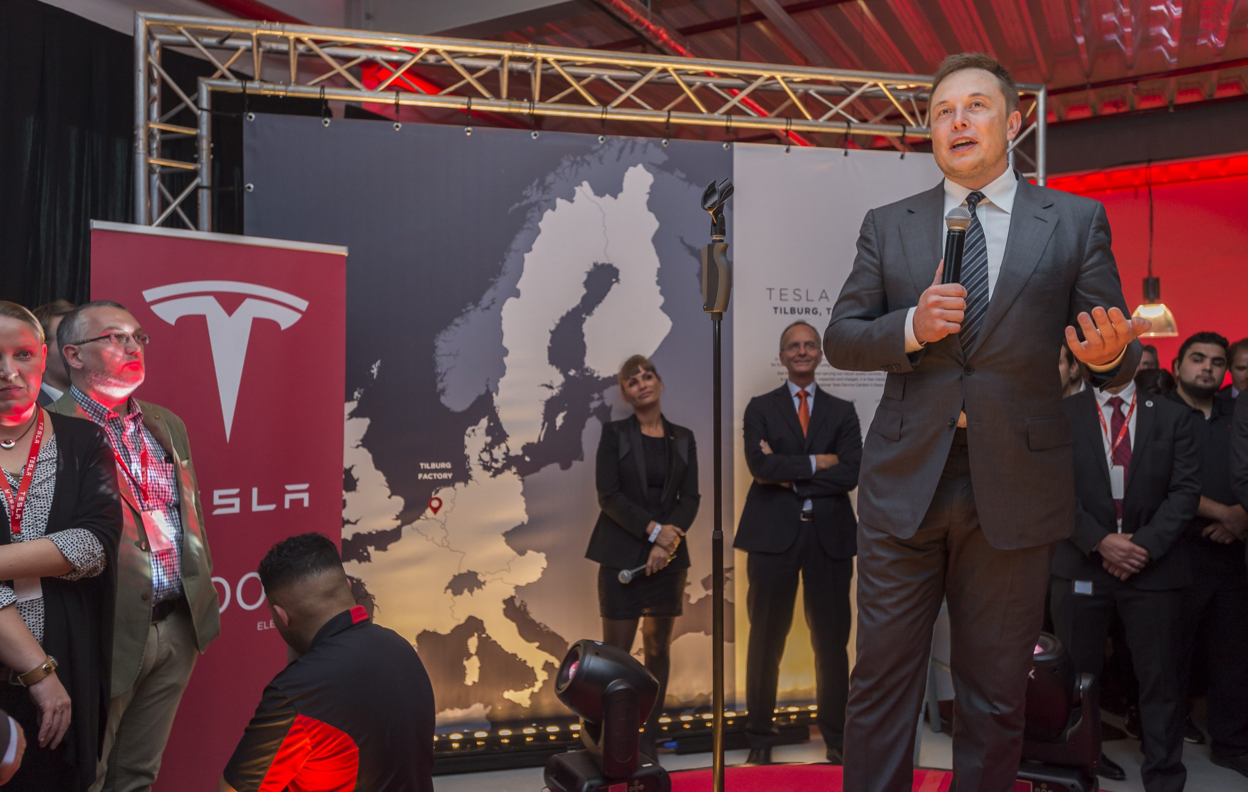 Tesla-topman Elon Musk tijdens de opening van de fabriek in Tilburg in 2015. Foto: ANP/Lex van Lieshout