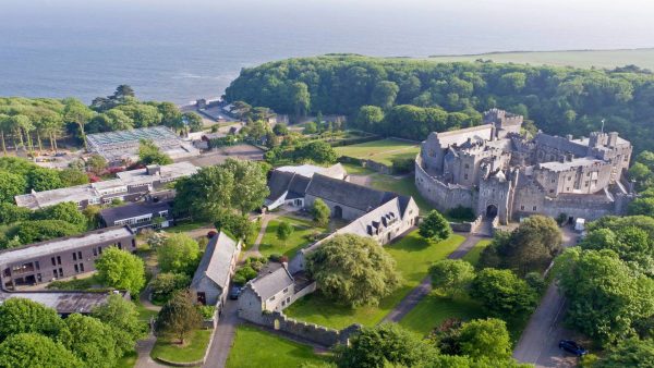 Luchtfoto van het Atlantic College bij St. Donat's Castle in zuidelijk Wales. Foto: UWC Luchtfoto van het Atlantic College bij St. Donat's Castle in zuidelijk Wales. Foto: UWC