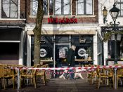 Verschillende cafés en restaurants op het Waagplein in Alkmaar bouwen hun terras op.