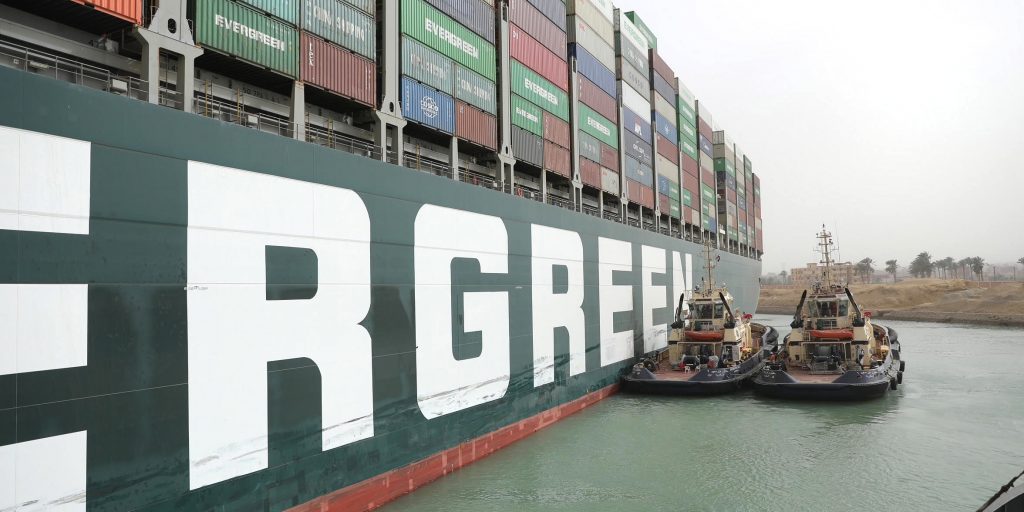 Het containerschip Ever Given blokkeert het Suezkanaal.