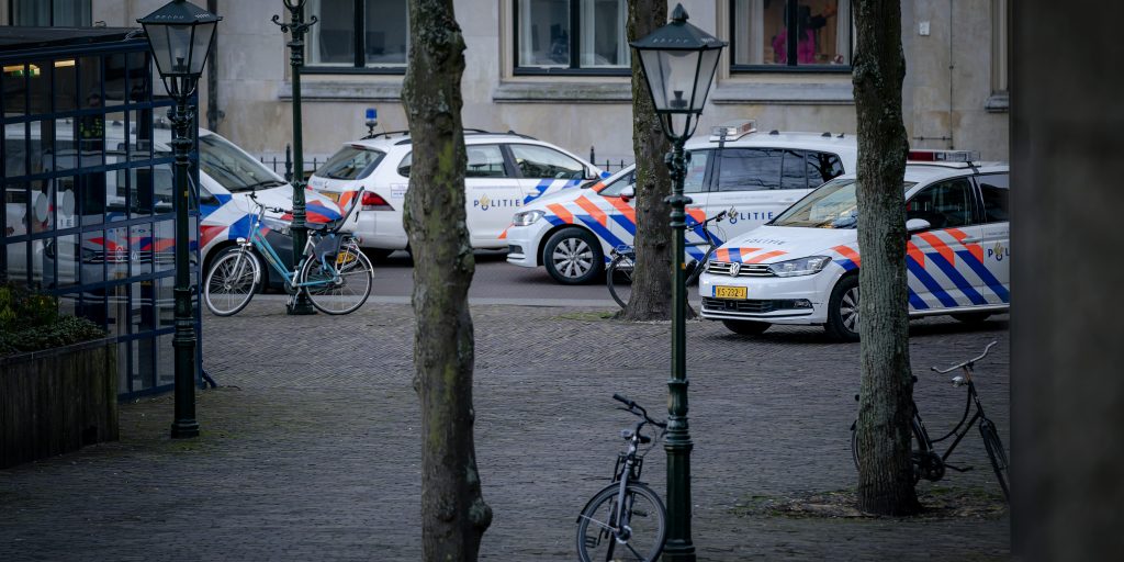 Politie en marechaussee hebben het Plein afgezet en ontruimd voor een bommelding.