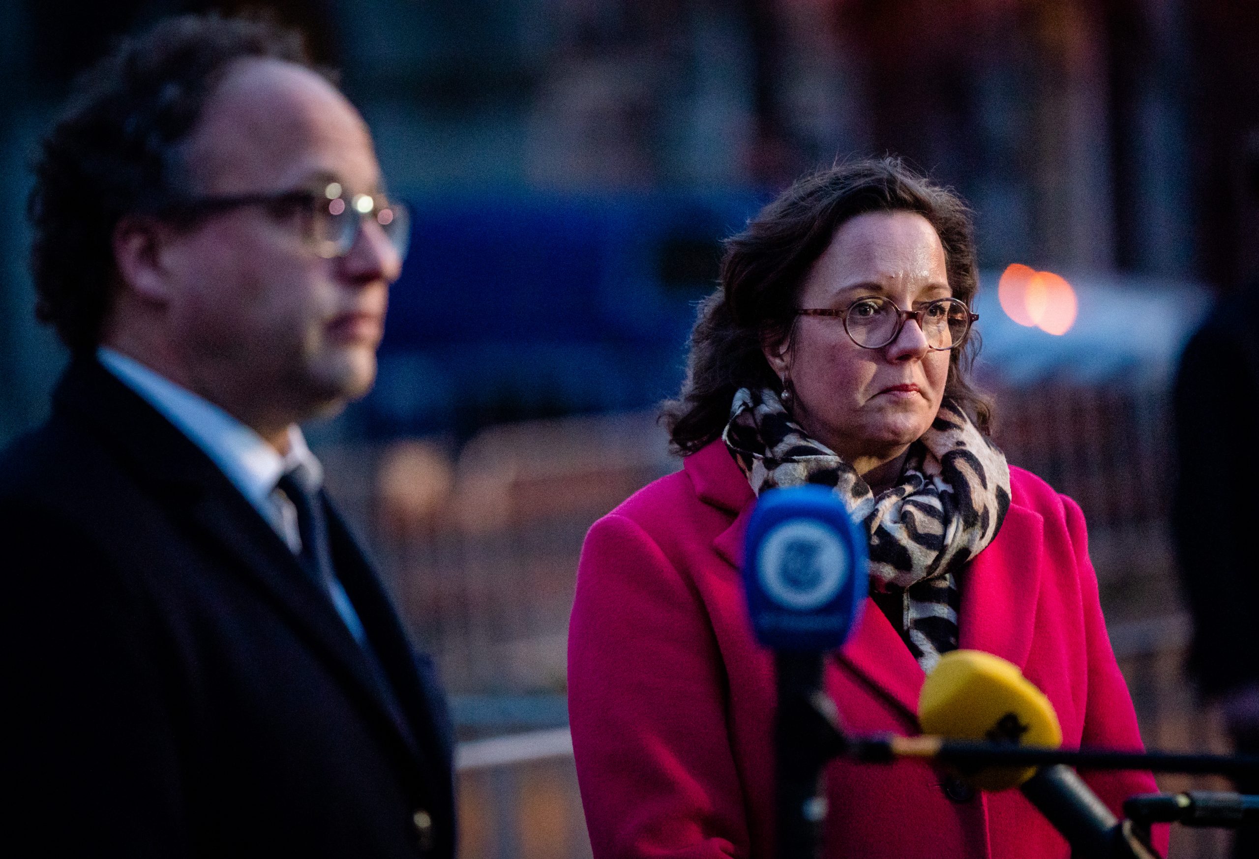 De nieuwe verkenners, demissionair ministers Tamara van Ark (VVD) en Wouter Koolmees (D66), staan de pers te woord.