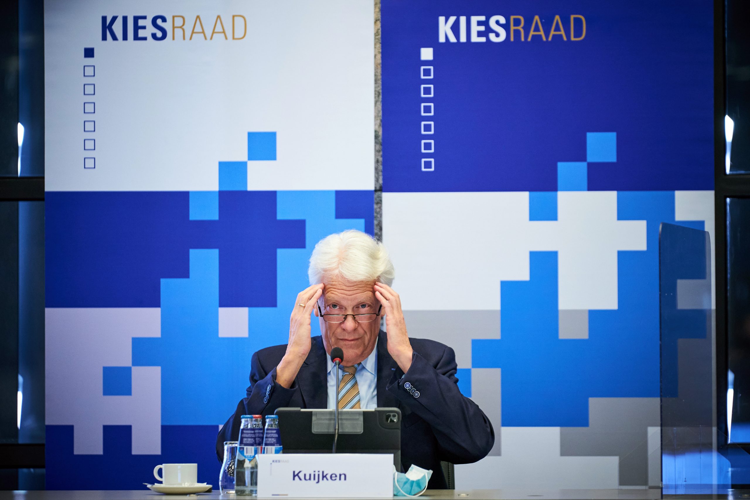 Voorzitter van de Kiesraad Wim Kuijken maakt de officiele uitslag van de Tweede Kamerverkiezingen bekend.