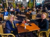 Volle terrassen op de Ginnekenmarkt tijdens een landelijke protestactie.