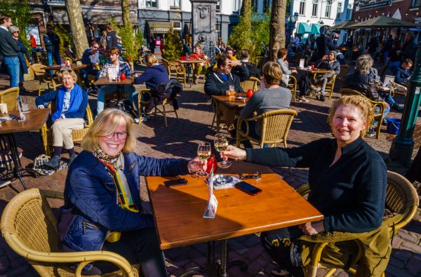 Volle terrassen op de Ginnekenmarkt in Breda tijdens een landelijke protestactie. Foto: ANP/Marco de Swart Volle terrassen op de Ginnekenmarkt in Breda tijdens een landelijke protestactie. Foto: ANP/Marco de Swart