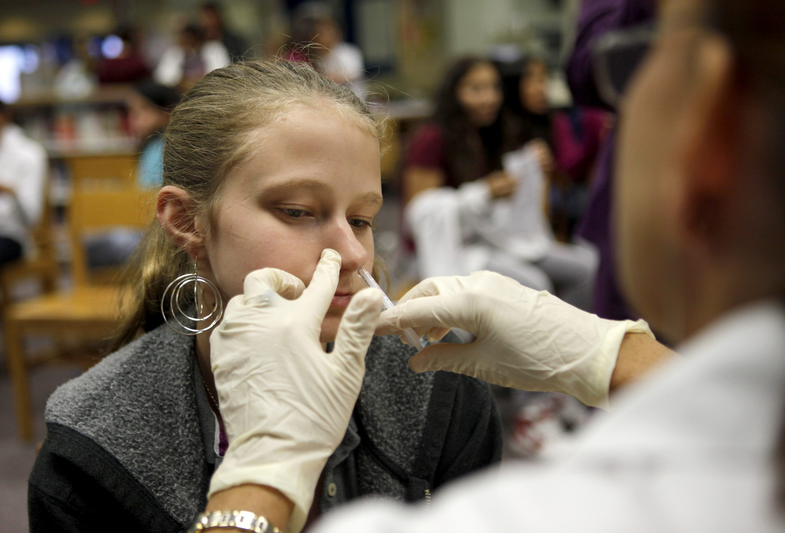 Tegen de Mexicaanse griep is een vaccin ontwikkeld dat onder meer via een neusspray wordt toegediend.