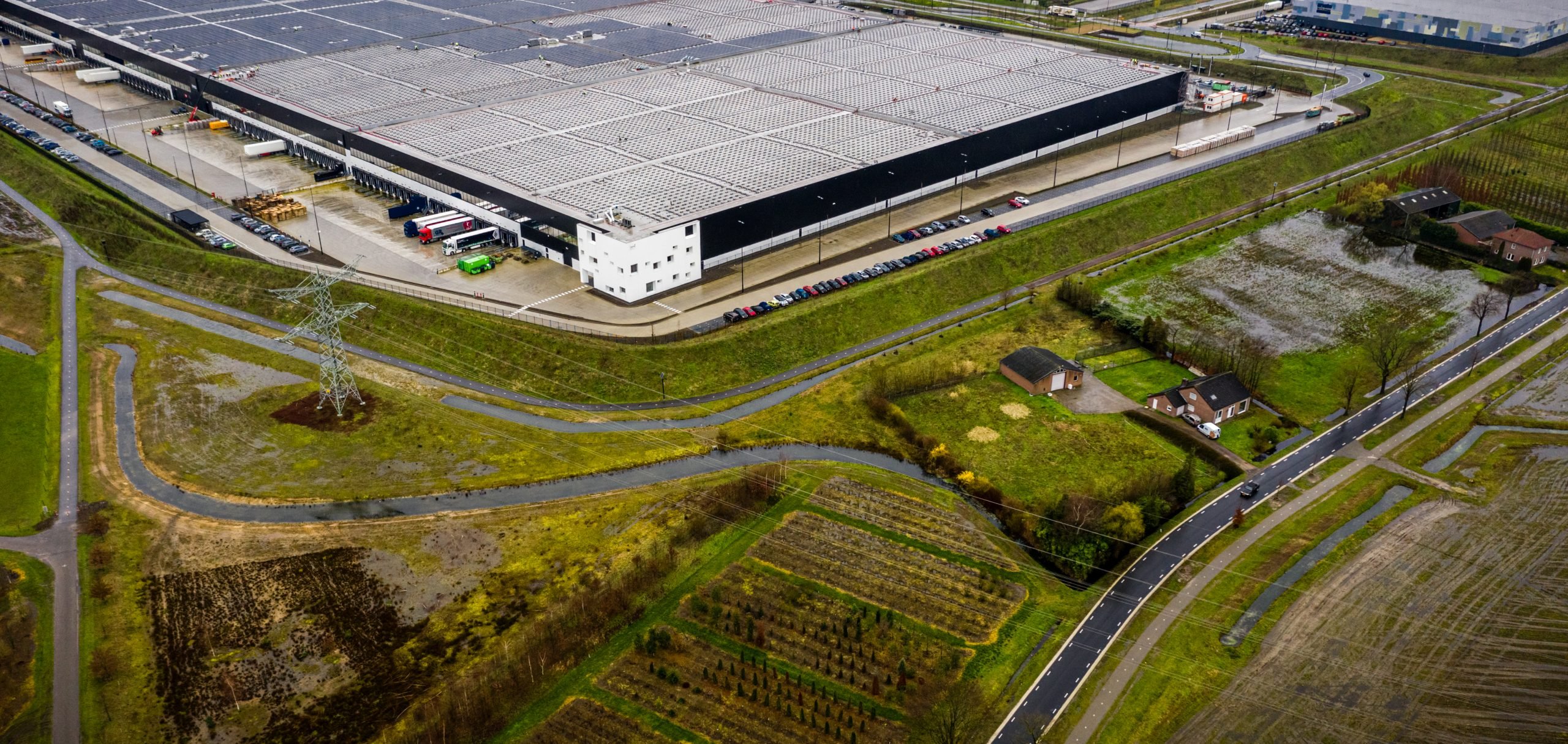 Overal in het land verrijzen distributiehallen die volgens critici het landschap verpesten.