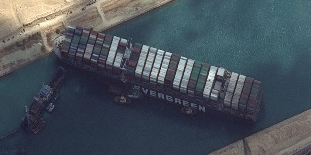 Het containerschip Ever Given blokkeert het Suezkanaal.