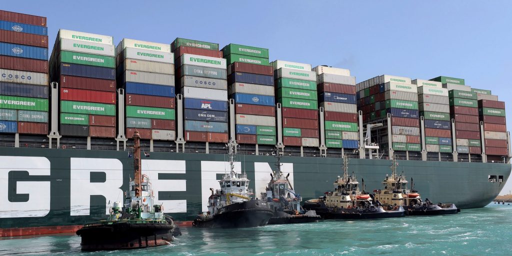 Het containerschip Ever Given in het Suezkanaal.