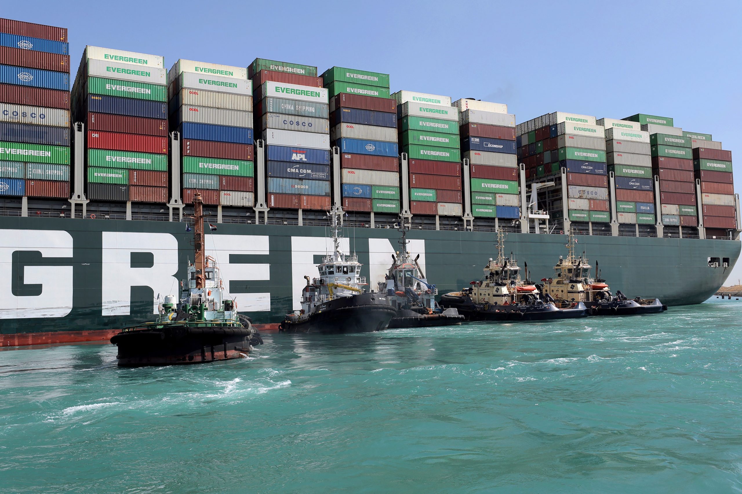 Het containerschip Ever Given in het Suezkanaal.