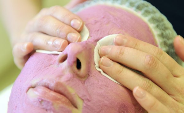 Een vrouw krijgt een gezichtsbehandeling bij een schoonheidsspecialist. Foto: ANP/Lex van Lieshout Een vrouw krijgt een gezichtsbehandeling bij een schoonheidsspecialist. Foto: ANP/Lex van Lieshout