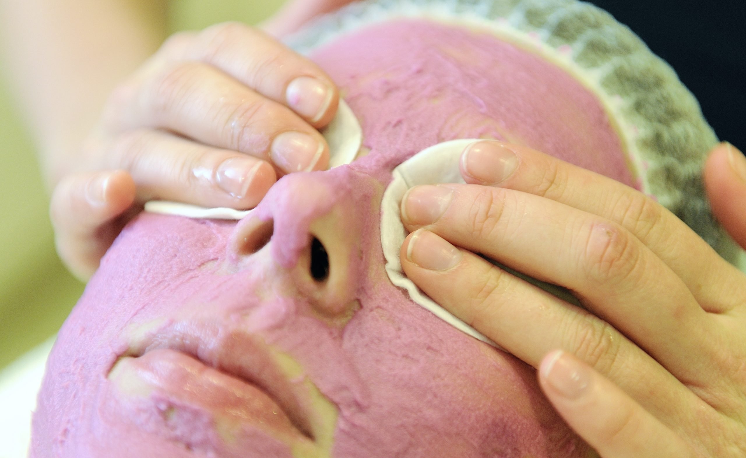 Een vrouw krijgt een gezichtsbehandeling bij een schoonheidsspecialist. Foto: ANP/Lex van Lieshout