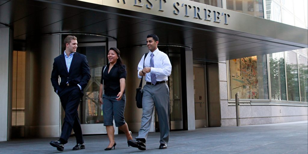 Medewerkers van Goldman Sachs bij de ingang van het hoofdkantoor in New York.