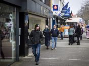 Winkelend publiek bij weer gesloten winkels in het Drentse Klazienaveen.