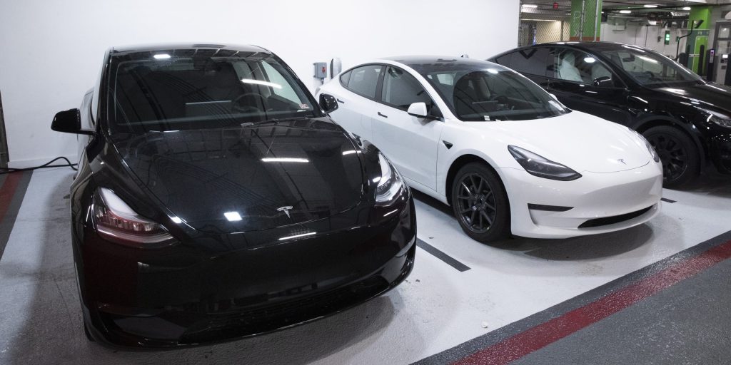 Een zwarte en een witte Tesla