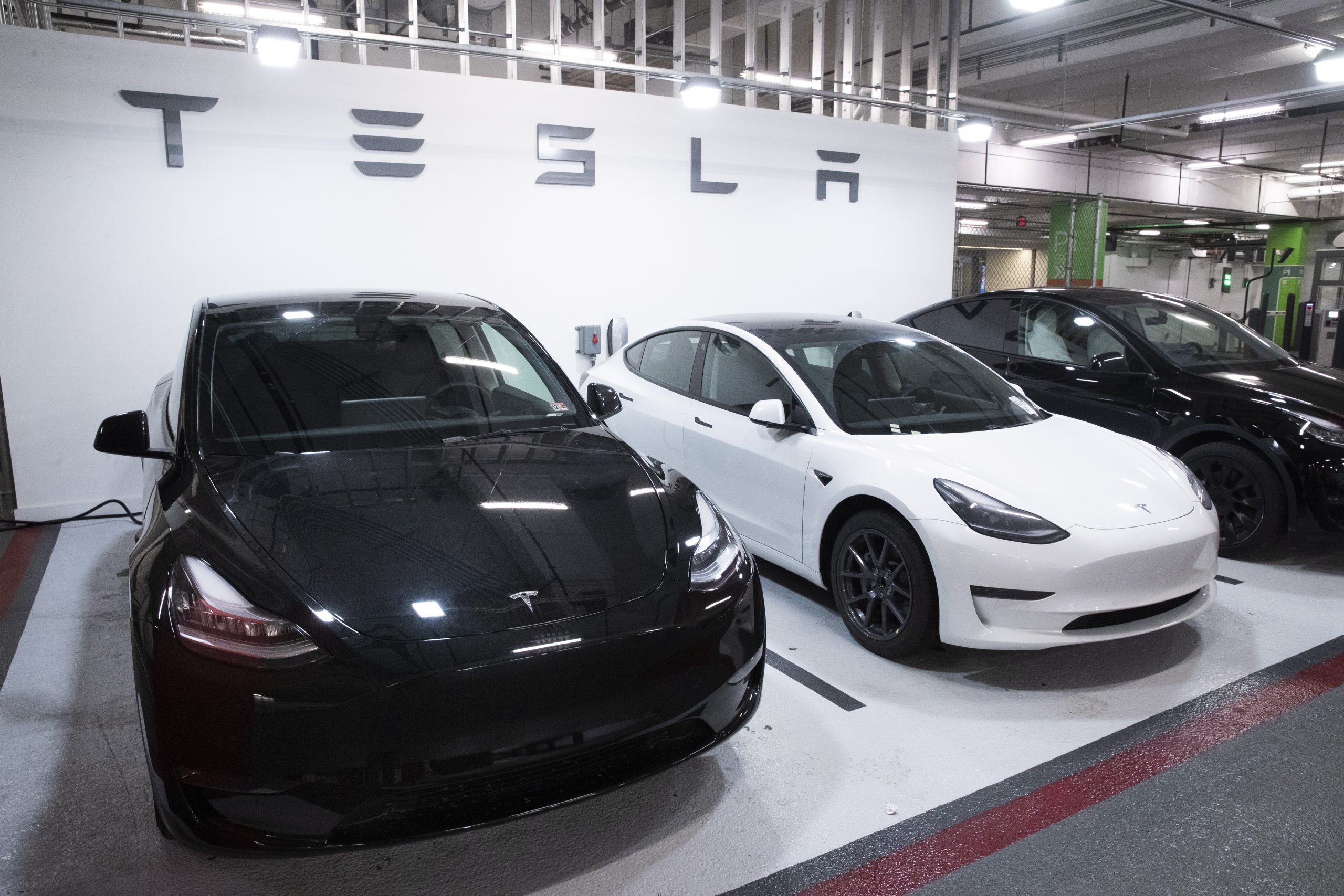 Een zwarte en een witte Tesla