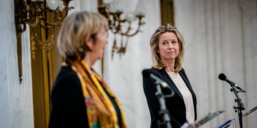 De voormalige verkenners Annemarie Jorritsma (VVD) en Kajsa Ollongren (D66) tijdens een persconferentie.