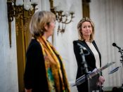 De voormalige verkenners Annemarie Jorritsma (VVD) en Kajsa Ollongren (D66) tijdens een persconferentie.