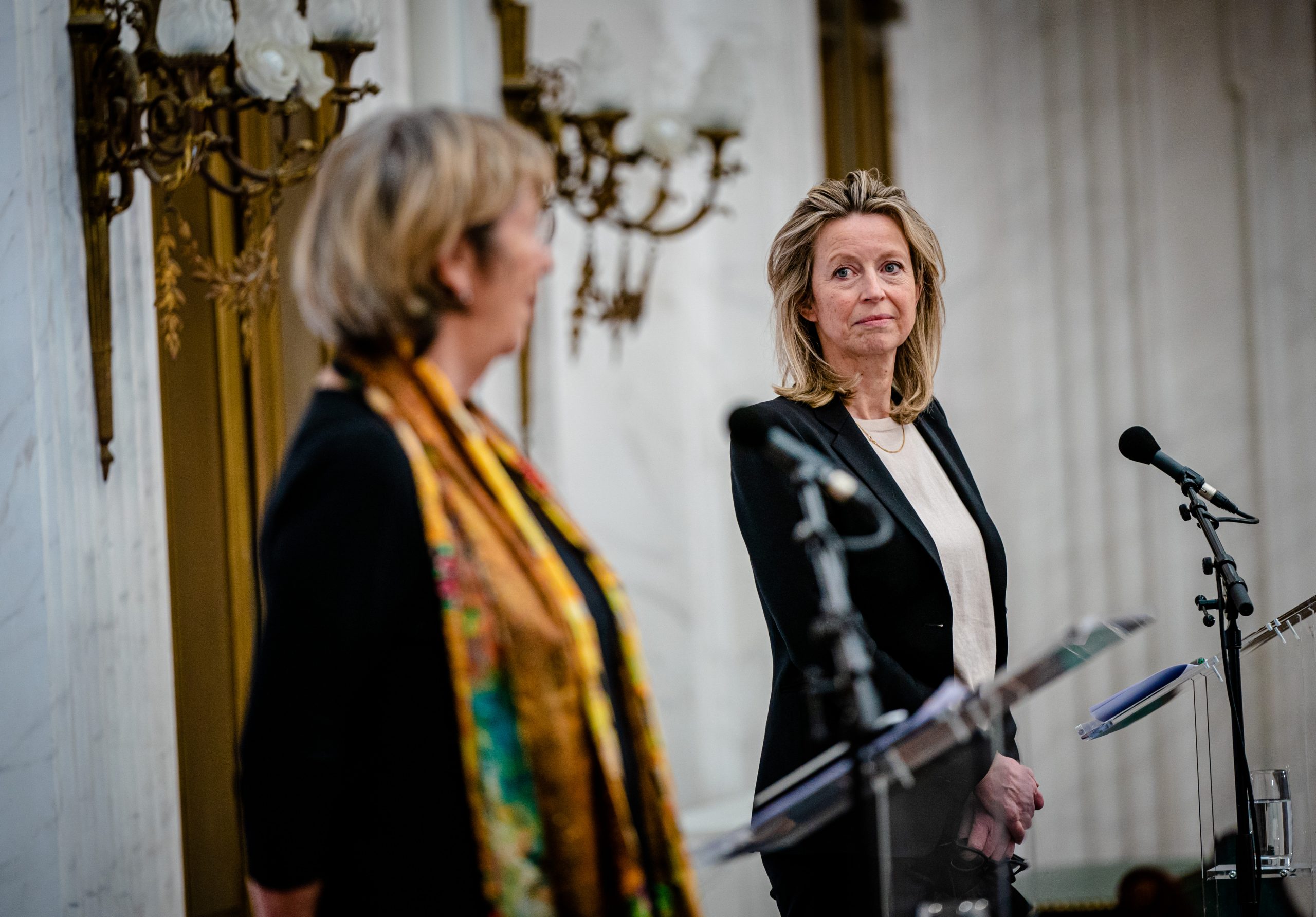 De voormalige verkenners Annemarie Jorritsma (VVD) en Kajsa Ollongren (D66) tijdens een persconferentie.