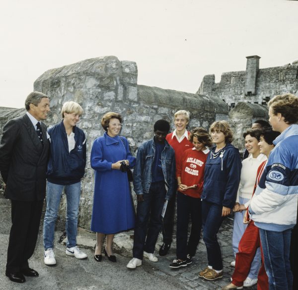Prins Willem-Alexander (tweede van links) arriveert in 1983 op het Atlantic College in Wales. Hij wordt gebracht door zijn ouders, koningin Beatrix en prins Claus. Foto: ANP Prins Willem-Alexander (tweede van links) arriveert in 1983 op het Atlantic College in Wales. Hij wordt gebracht door zijn ouders, koningin Beatrix en prins Claus. Foto: ANP
