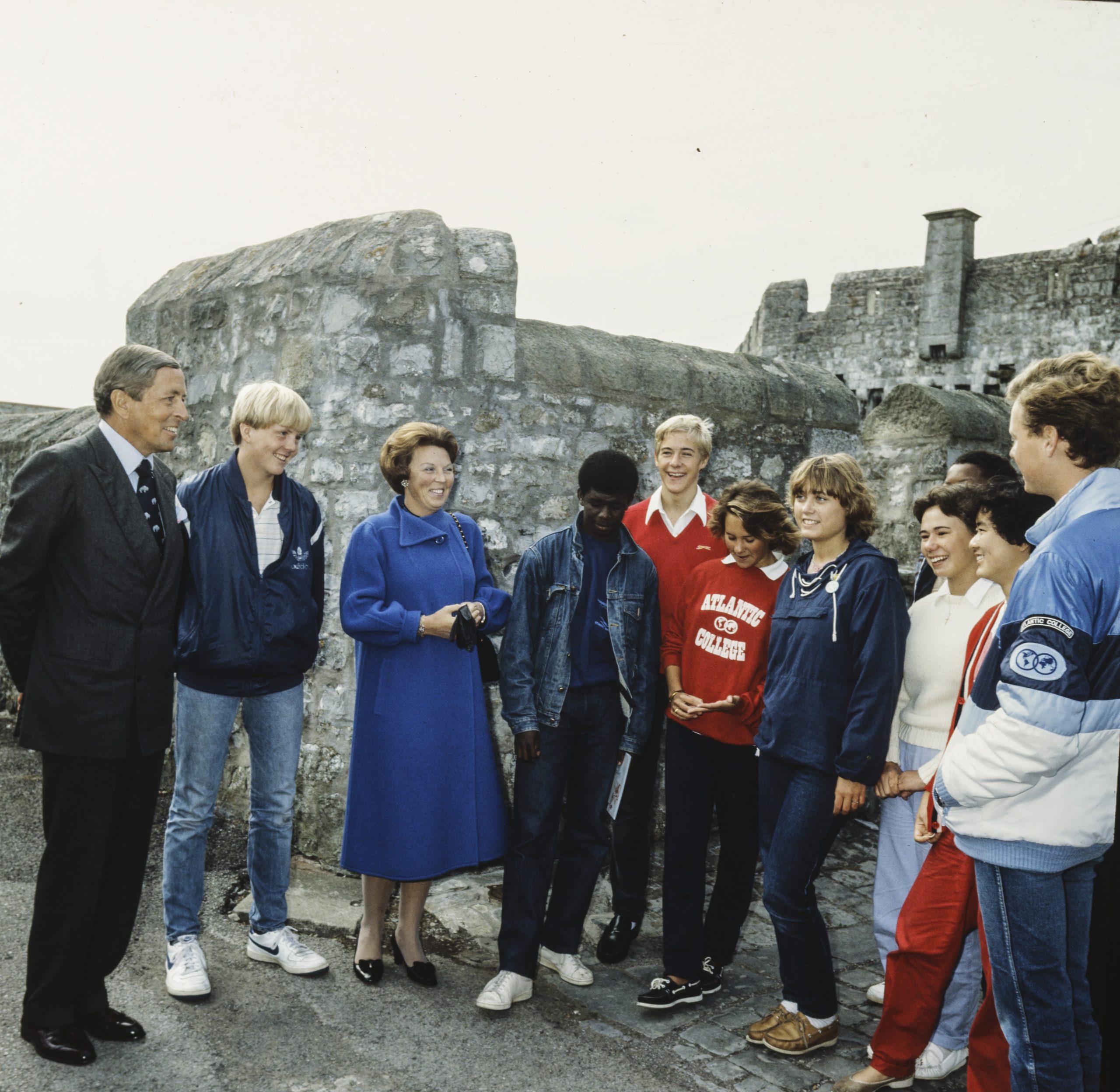 Prins Willem-Alexander (tweede van links) arriveert in 1983 op het Atlantic College in Wales. Hij wordt gebracht door zijn ouders, koningin Beatrix en prins Claus. Foto: ANP