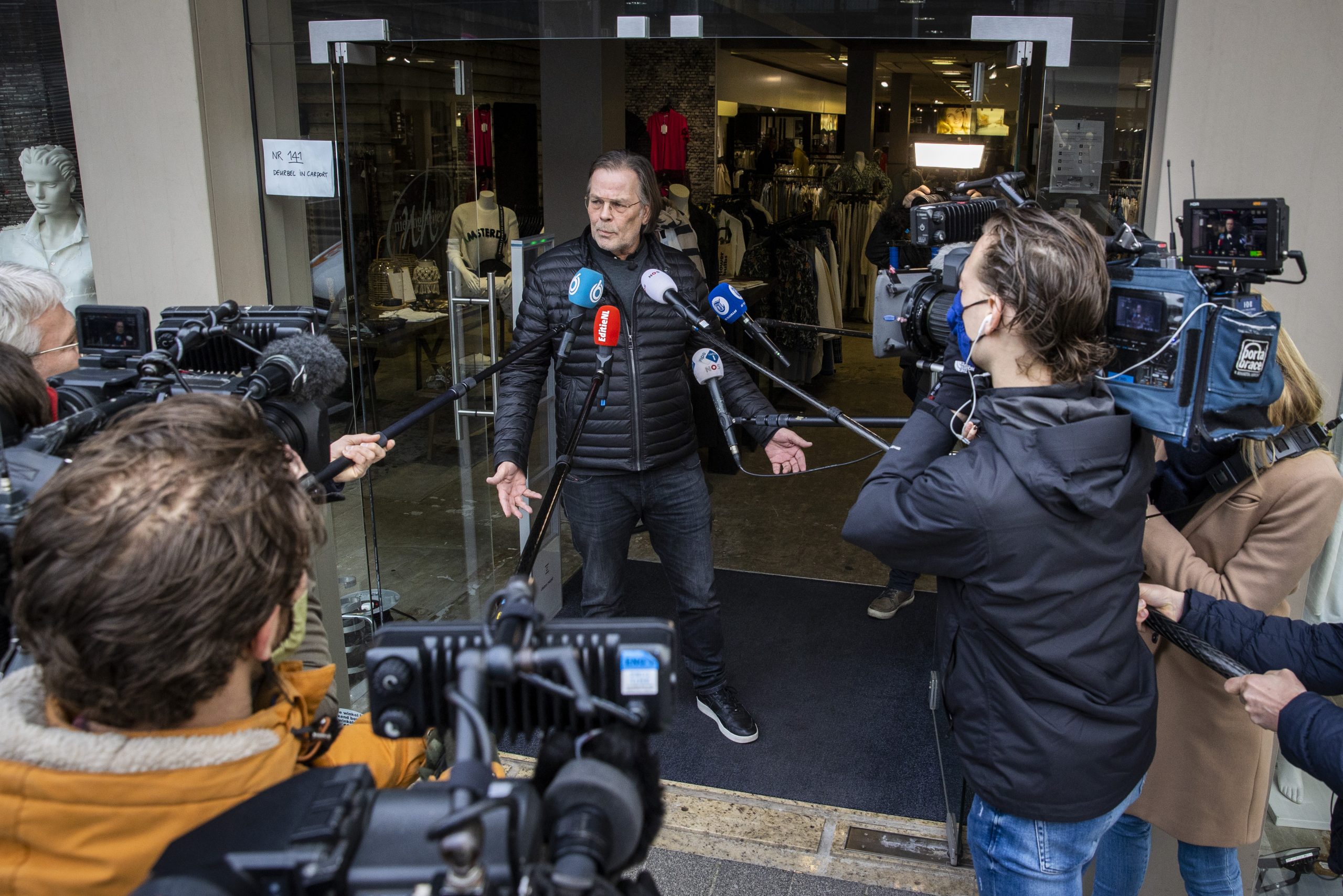  Een winkelier in Klazienaveen staat media te woord na het openen van de deuren voor het publiek. Foto: ANP/Vincent Jannink