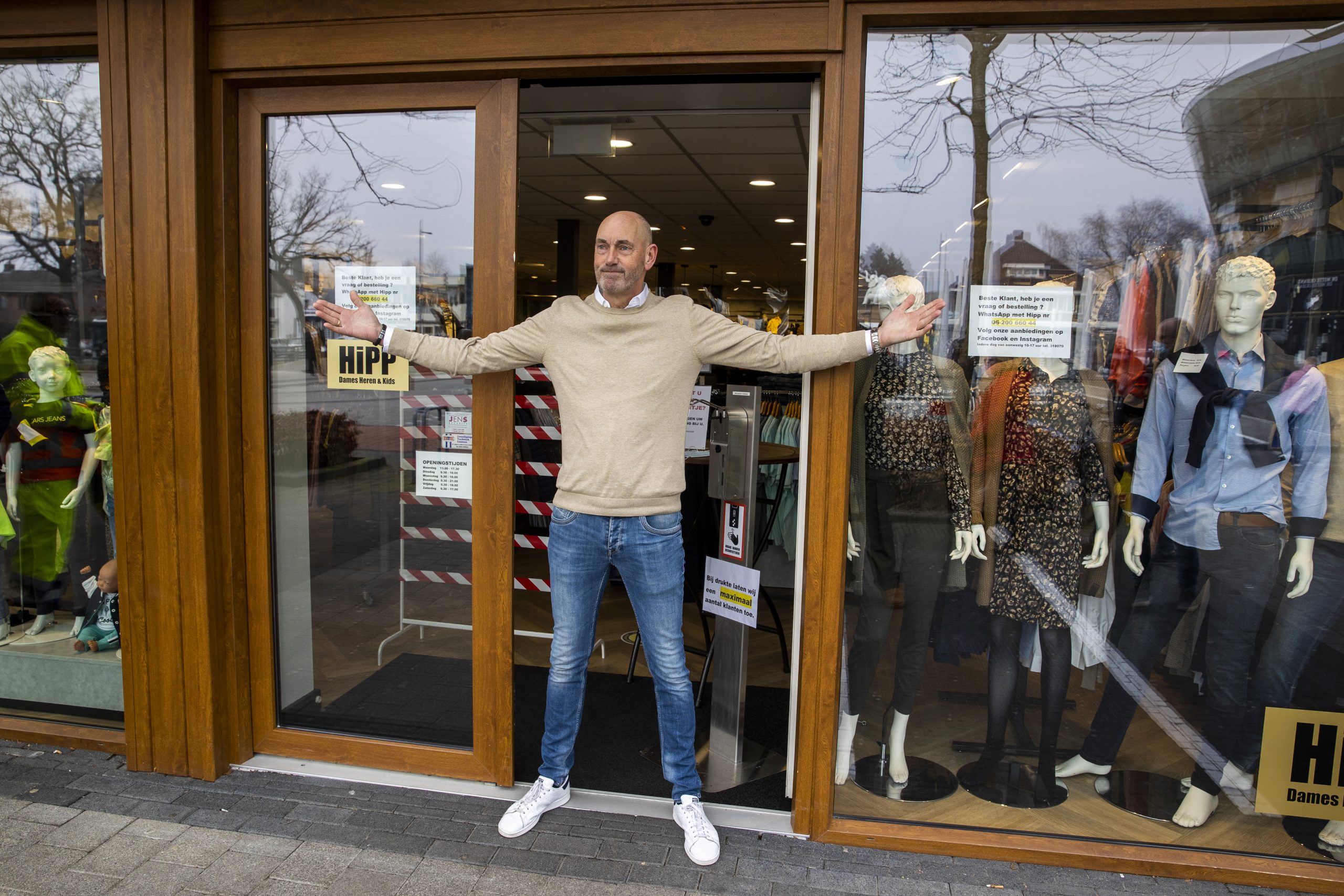 Een winkelier sluit de deuren in het Drentse Klazienaveen
