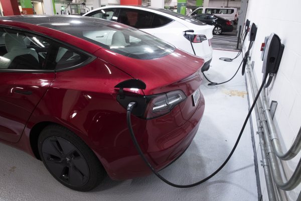 Tesla's aan de lader bij een dealer. Foto: Michael Reynolds Tesla's aan de lader bij een dealer. Foto: Michael Reynolds