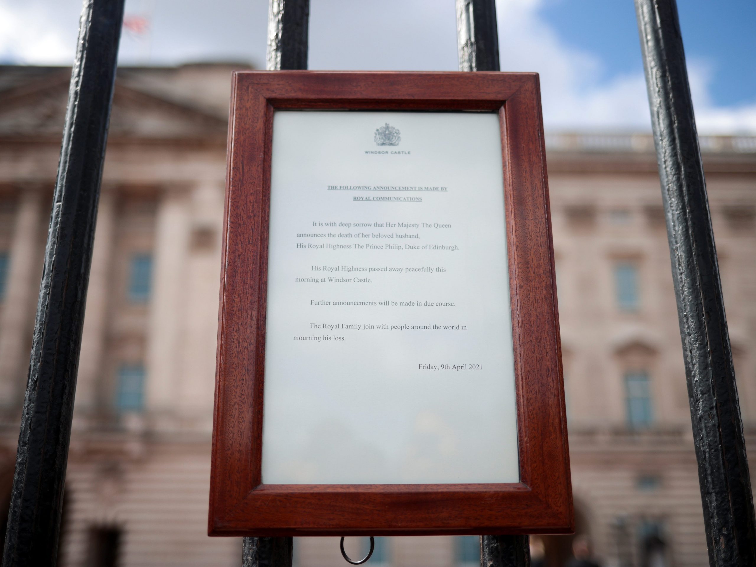 Photos show Buckingham Palace hanging a sign announcing Prince Philip's