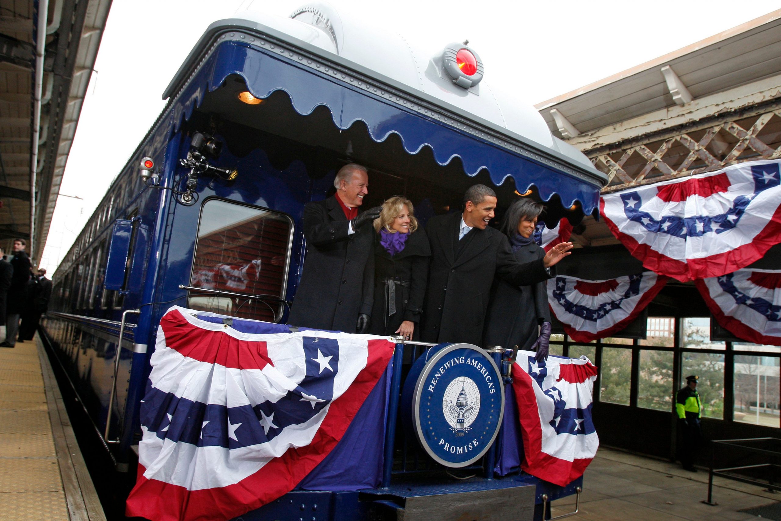 Bidens and Obamas on a Train in 2009.JPG