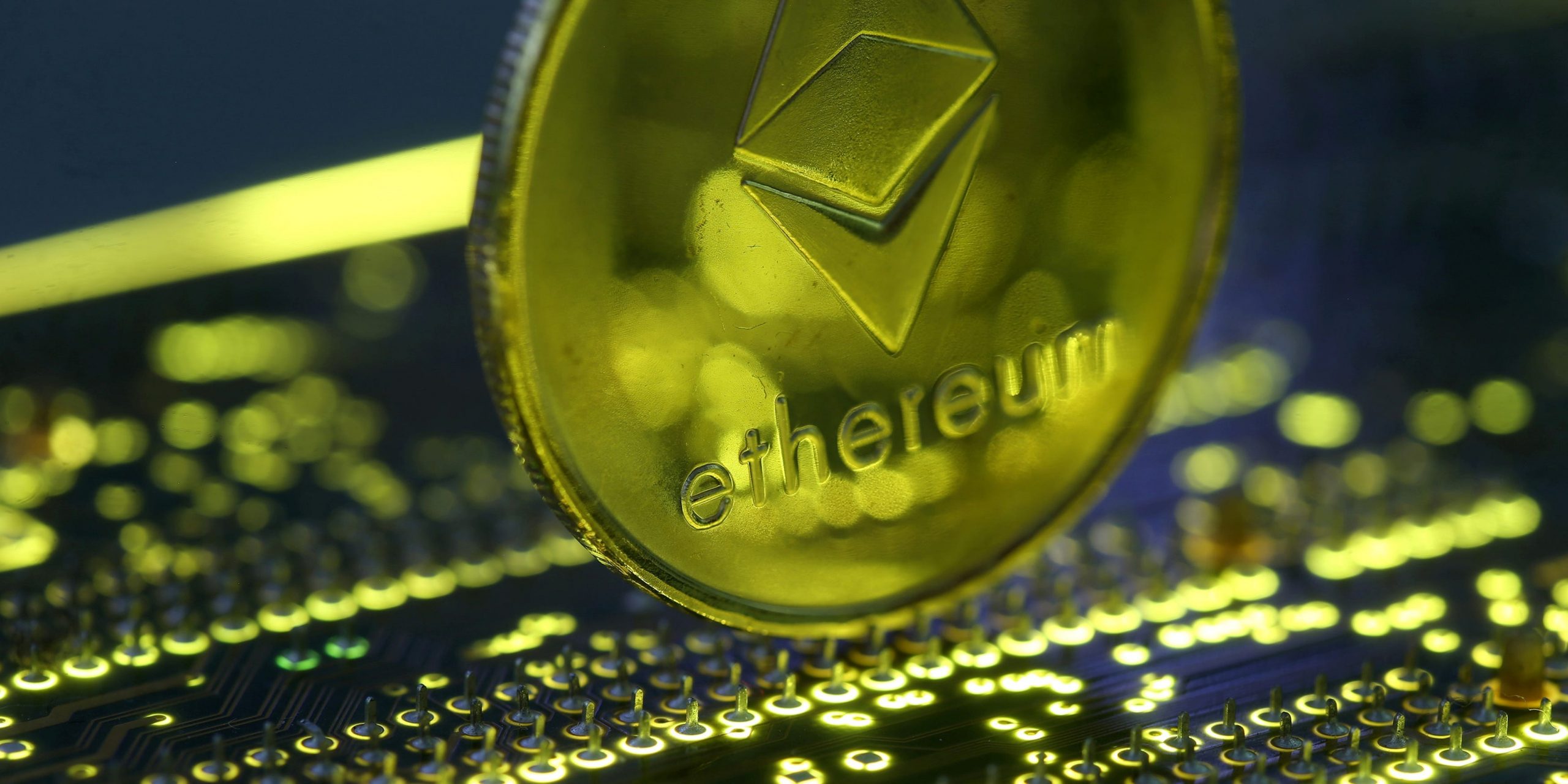 2021 02 08T000000Z_559438295_RC2MOL9MK63A_RTRMADP_3_CRYPTO CURRENCY FLOWS.JPG