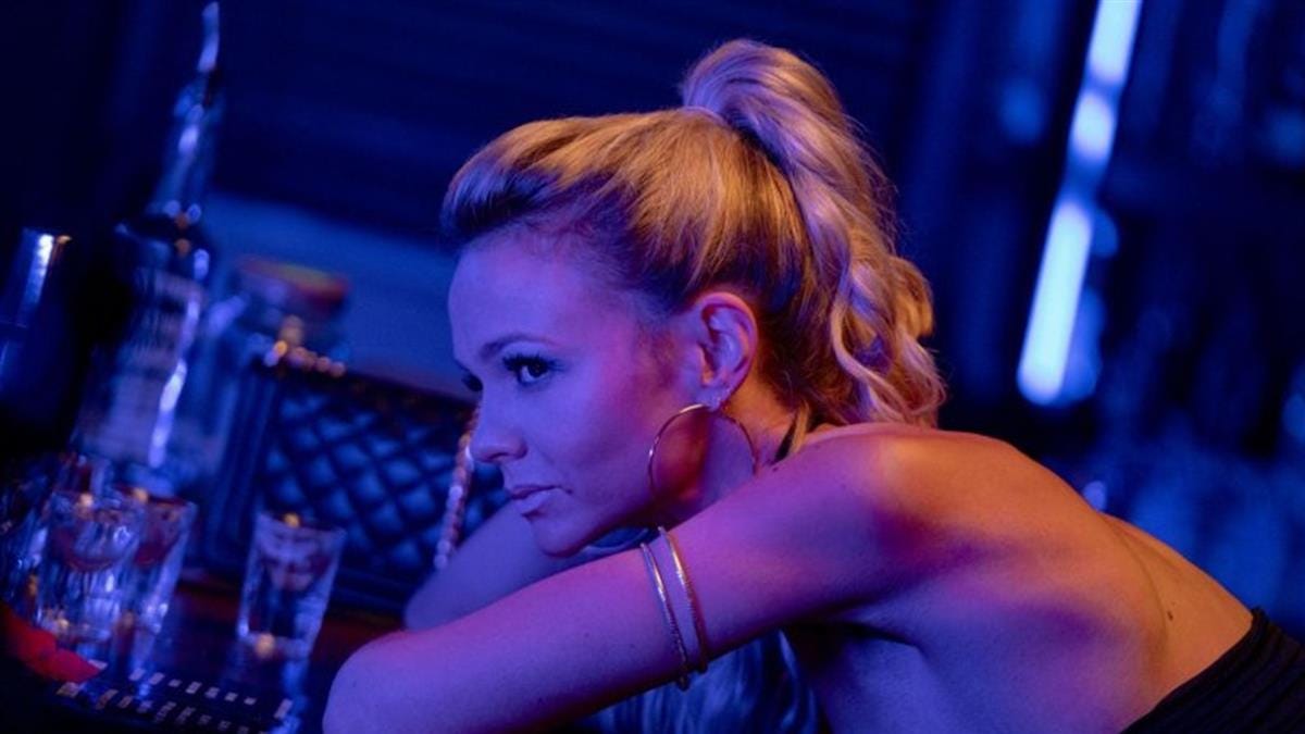 promising young woman focus features