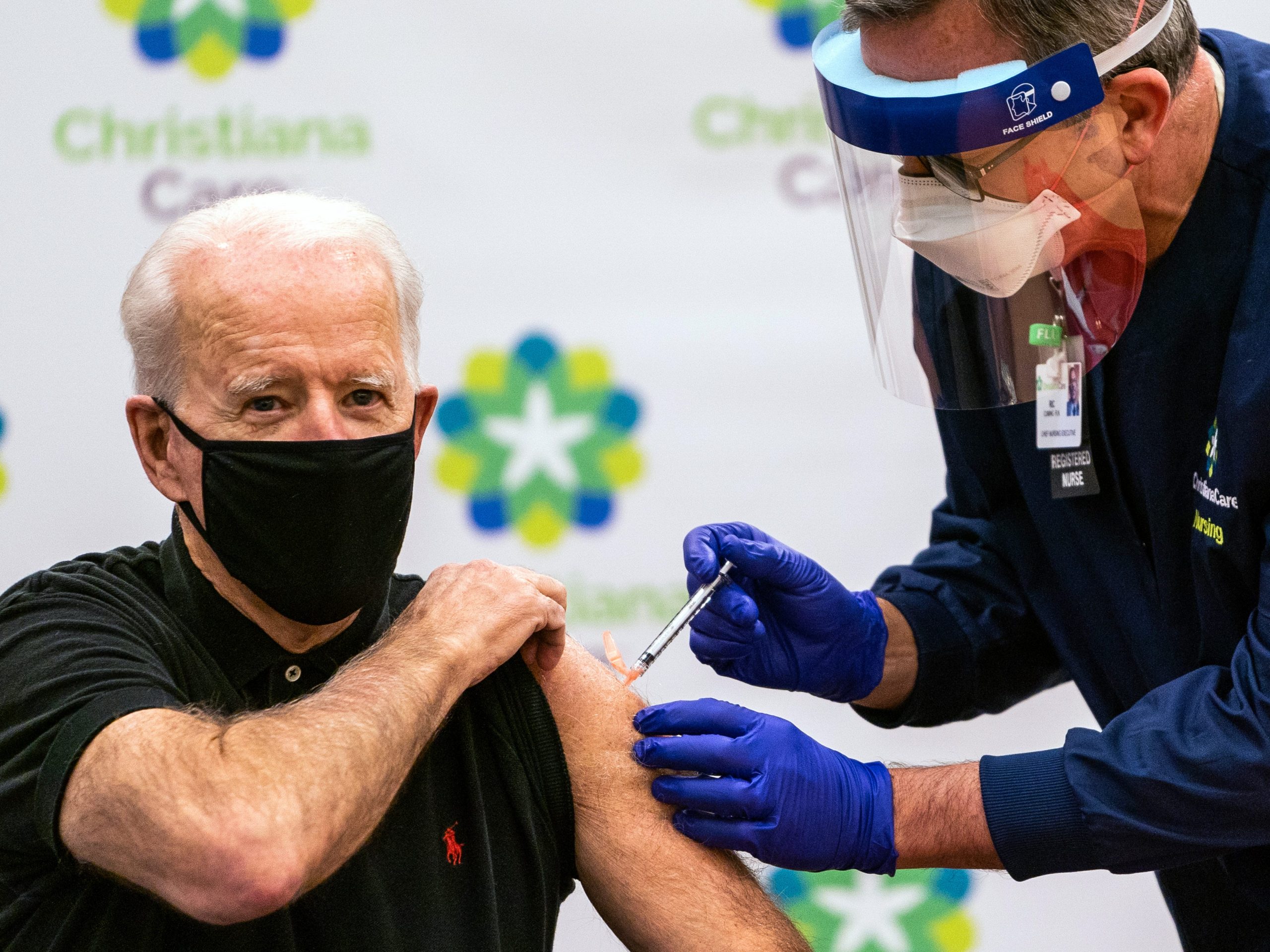 De Amerikaanse president Joe Biden krijgt zijn coronavaccin.