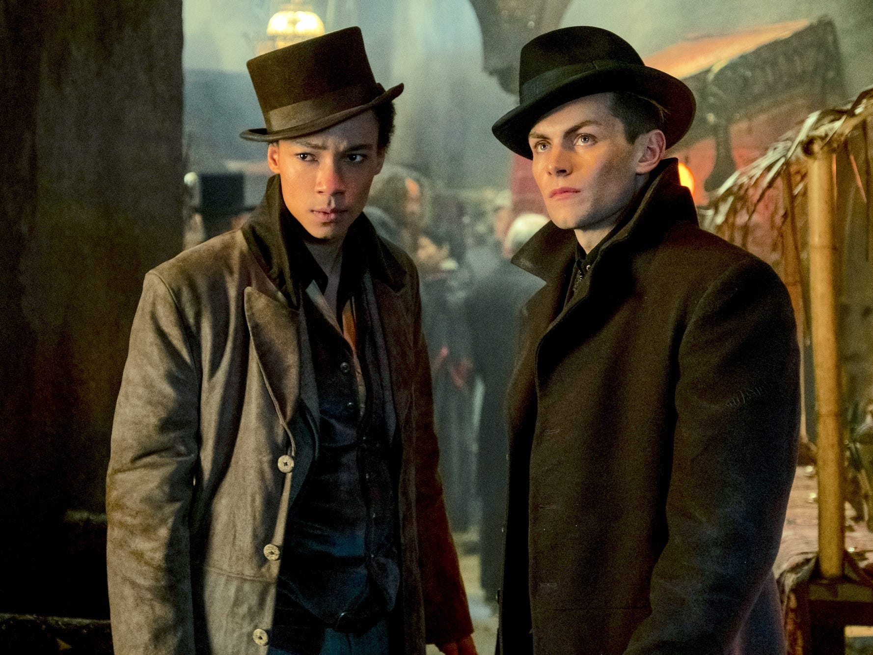 KIT YOUNG as JESPER FAHEY and FREDDY CARTER as KAZ BREKKER in SHADOW AND BONE Cr. DAVID APPLEBY:NETFLIX